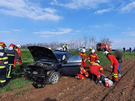 O femeie a fost ranita dupa ce autoturismul s a izbit de un cap de pod | imaginea 1