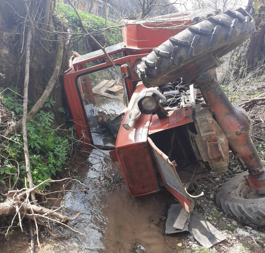 Un adult si un minor au fost extrasi din cabina unui tractor rasturnat in vale | imaginea 1