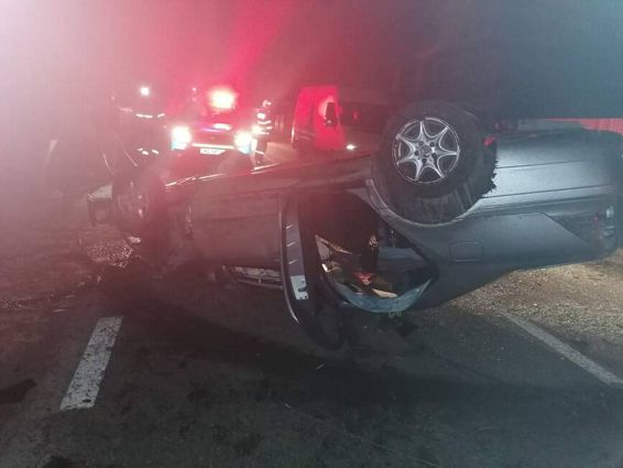 Un autoturism a parasit partea carosabila si s a rasturnat | imaginea 1