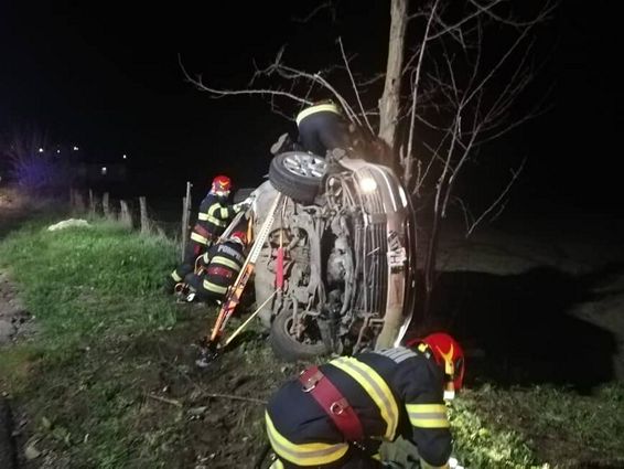 Un autoturism s a rasturnat dupa ce a lovit un copac in afara partii carosabile | imaginea 1