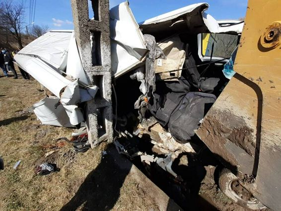 Un tanar si a pierdut viata iar un altul a fost grav ranit intr un accident rutier | imaginea 1