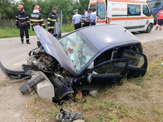 Au intervenit pentru descarcerarea unei femei blocate in autoturismul avariat | imaginea 1