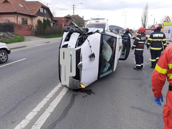 Femeie ranita in urma unui accident rutier produs intre doua masini | imaginea 1