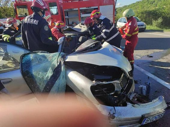 In urma impactului violent cinci persoane au decedat si doua au fost ranite | imaginea 1