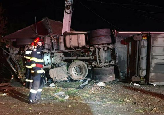 Interventie la un TIR care s a rasturnat in timpul deplasarii | imaginea 1
