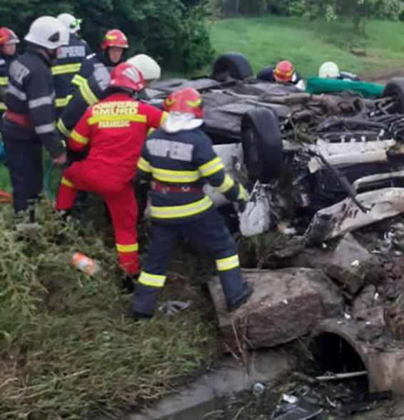Interventie pentru descarcerarea a doua victime ale unui accident rutier | imaginea 1