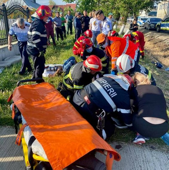 Masina izbita de un cap de pod 4 persoane au ajuns la spital | imaginea 1