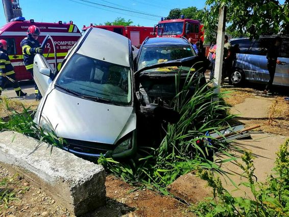 Prim ajutor calificat si masuri PSI la un accident rutier produs intre doua masini | imaginea 1