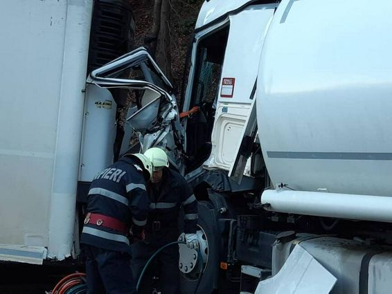 Sofer ramas incarcerat in urma impactului violent dintre o autocisterna si un autotren | imaginea 1