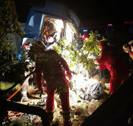 Soferul unui TIR a fost la un pas de a si pierde viata | imaginea 1