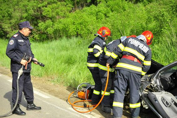 Trei persoane au ajuns la spital cu traumatisme prin accident rutier | imaginea 1