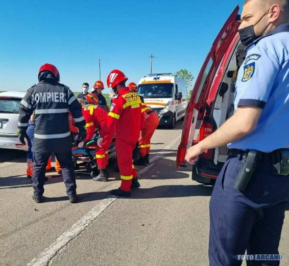Trei persoane au avut nevoie de ingrijiri medicale in urma unui accident rutier | imaginea 1