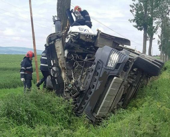 Un camion incarcat cu piatra s a izbit de un copac de pe marginea drumului | imaginea 1