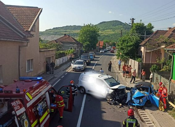 Accident mortal in urma impactului dintre un autoturism si o autoutilitara | imaginea 1