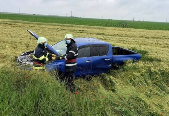 Accident rutier cu doua autoturisme care au parasit partea carosabila | imaginea 1