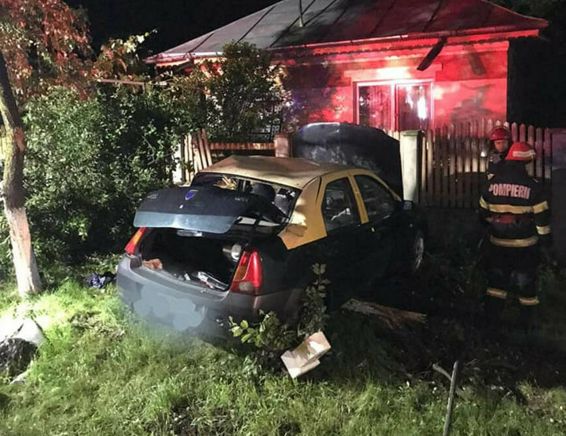Accident rutier cu doua victime Autoturismul s a izbit de un copac | imaginea 1