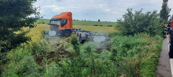Accident rutier cu o victima Capul tractor al unui camion a parasit carosabilul | imaginea 1