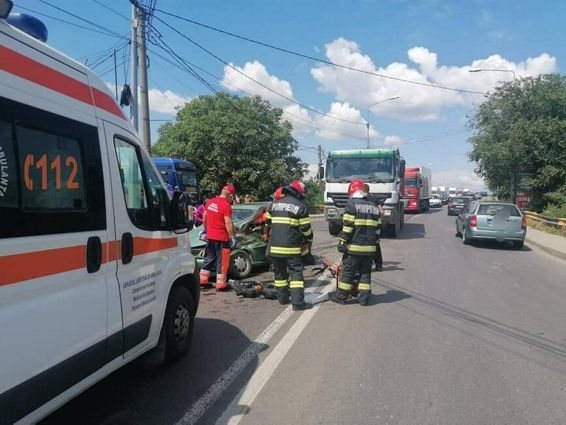 Accident rutier in Focsani o victima a fost descarcerata | imaginea 1