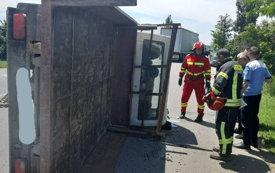 Accident rutier produs in Urziceni intre un autoturism si o autoutilitara | imaginea 1