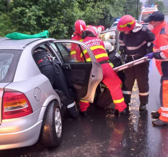 Autoturism izbit in parapetul de la marginea drumului | imaginea 1