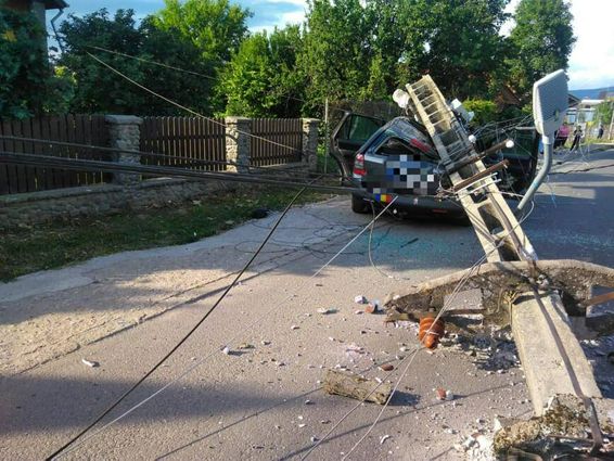 Descarcerarea unei victime si acordarea de asistenta medicala pentru alti doi accidentati | imaginea 1