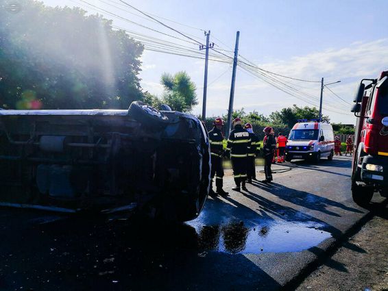 Doua victime incarcerate si inconstiente in urma unui grav accident rutier | imaginea 1