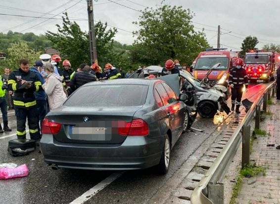 Impact intre doua autoturisme soldat cu 4 victime dintre care una incarcerata | imaginea 1