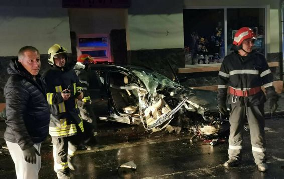Impact violent al unui autoturism intrat intr o casa | imaginea 1