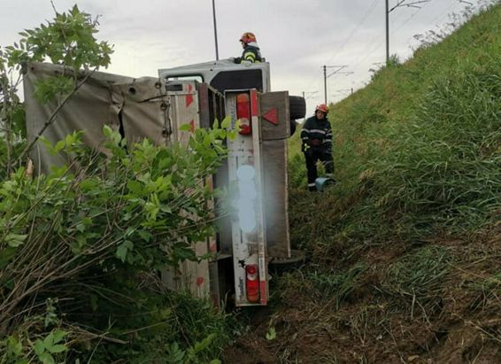 O autoutilitara s a rasturnat in afara partii carosabile pe autostrada A2 | imaginea 1