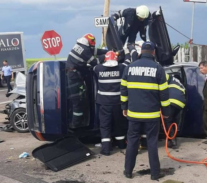 O femeie a ajuns la spital in urma coliziunii dintre doua autoturisme | imaginea 1