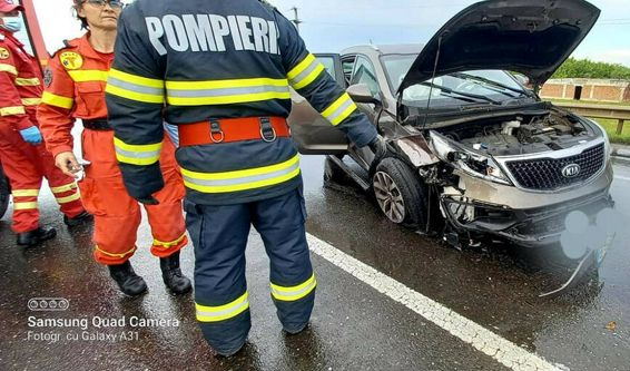 Patru adulti si un minor victime intr un accident rutier in Urziceni | imaginea 1