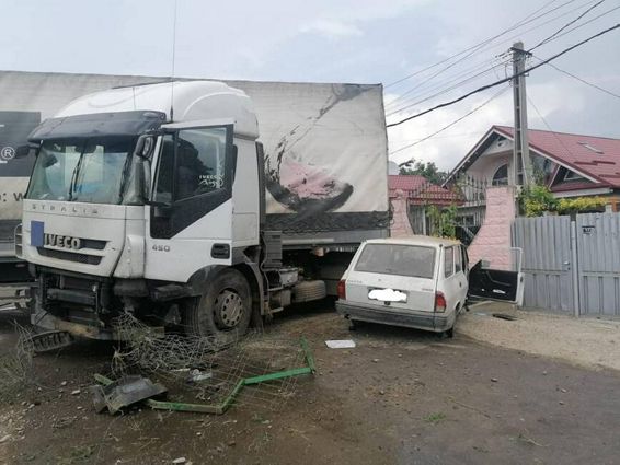 Patru persoane au fost ranite in urma coliziunii a doua autovehicule | imaginea 1