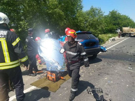 Soferul unui autoturism a fost strivit de forta impactului cu un autotren | imaginea 1