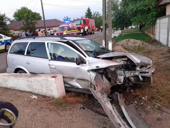 Trei persoane au avut nevoie de ajutor in urma unui accident rutier | imaginea 1
