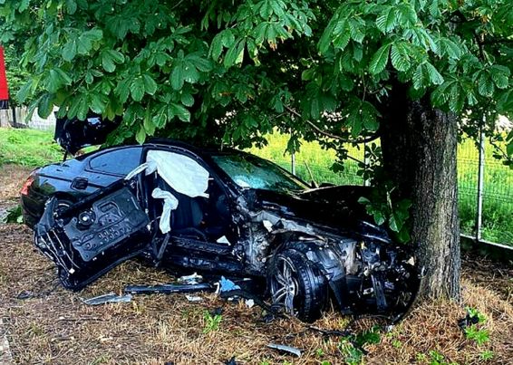 Trei persoane au avut nevoie de ingrijiri medicale in urma unui accident rutier | imaginea 1