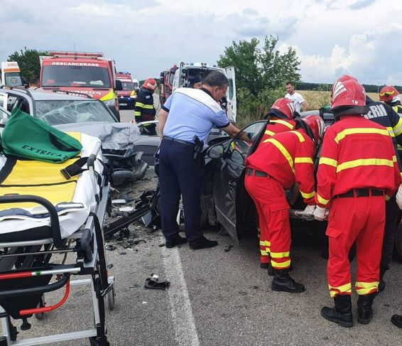 Trei victime cu multiple traume in urma coliziunii dintre doua autoturisme | imaginea 1