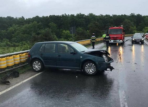 Un autoturism a intrat intr un parapet de pe marginea drumului | imaginea 1