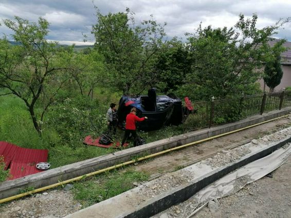 Un autoturism a parasit partea carosabila si s a rasturnat pe partea laterala | imaginea 1