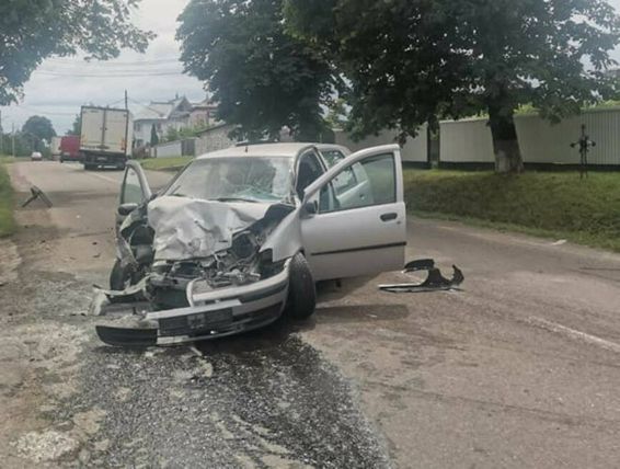 Un barbat a ajuns la spital in urma coliziunii dintre doua autovehicule | imaginea 1