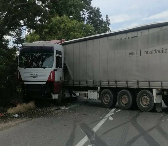 Victima ramasa incarcerata in urma impactului dintre o masina si un autocamion | imaginea 1