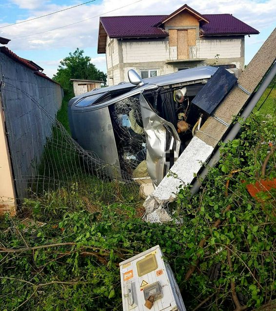 4 persoane au avut nevoie de ingrijiri medicale in urma unui accident rutier | imaginea 1
