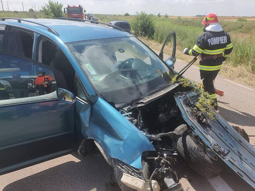 Accident rutier cu doua autoturisme avariate si o victima | imaginea 1