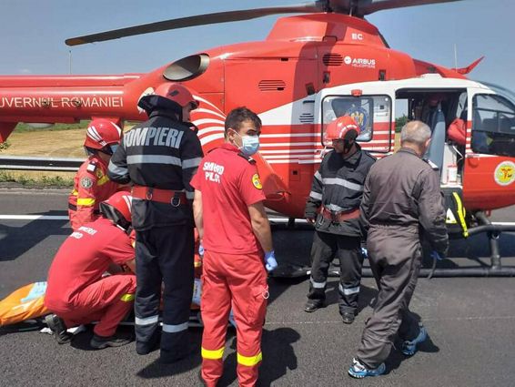 Accident rutier pe Autostrada Soarelui O masina a intrat intr un TIR | imaginea 1