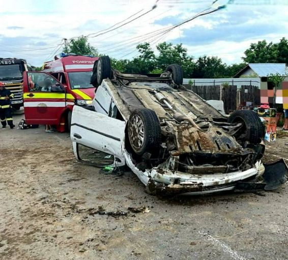 Autoturism rasturnat Doua persoane au fost ranite | imaginea 1