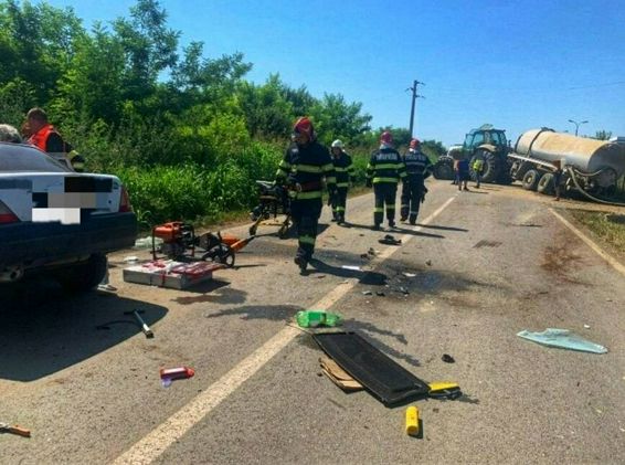 Barbat politraumatizat in urma impactului dintre un autoturism si un tractor | imaginea 1