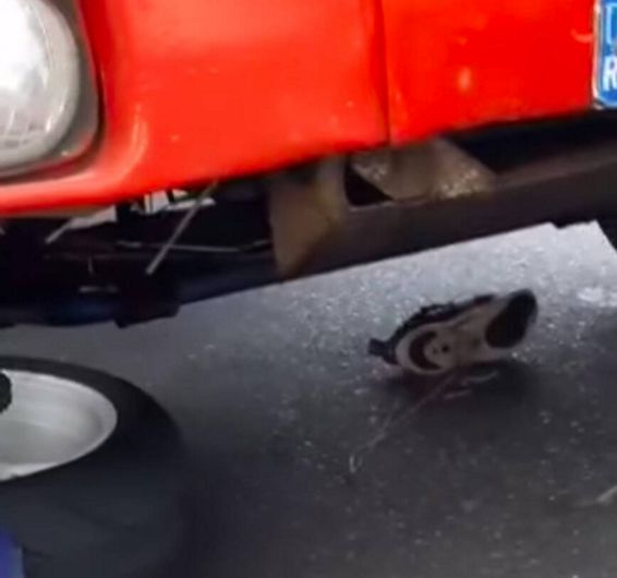 Coliziune intre o motocicleta si un autocamion | imaginea 1