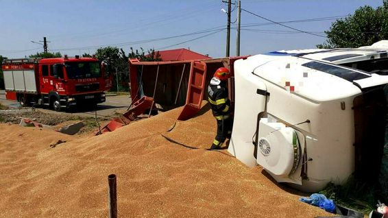 Doua persoane au avut nevoie de ingrijiri medicale dupa ce un autocamion s a rasturnat | imaginea 1