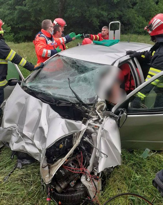 Femeie incarcerata intr un autoturism partial distrus in urma impactului cu un TIR | imaginea 1