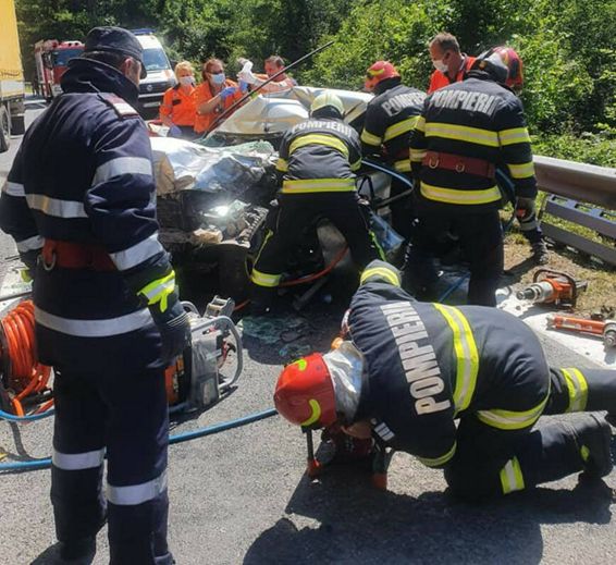 Grav accident rutier produs intre un TIR si un autoturism | imaginea 1