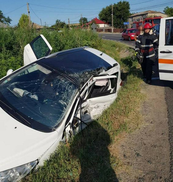 Patru victime in urma impactului dintre un autoturism si un autocamion | imaginea 1